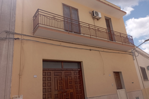 Appartamento primo piano con garage in via schiavo