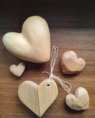 Cuori in legno fatti a mano