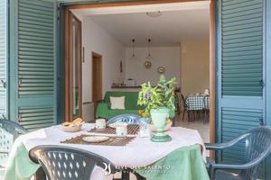 Appartamento con veranda con piscina condivisa