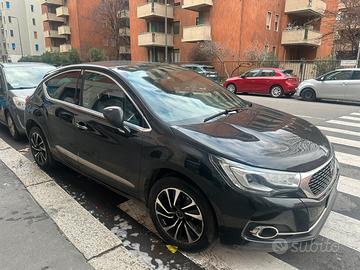 Auto berlina DS4