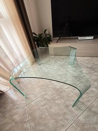 Tavolino in vetro curvato