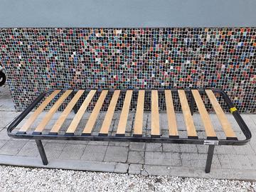 letti singoli con doghe in legno e materassi