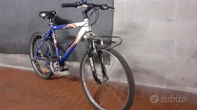 Bicicletta mountain bike con portapacchi anteriore