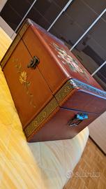 Baule decorato con maniglie laterali 