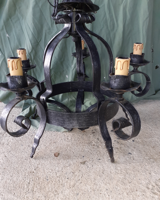 Lampadario in ferro battuto