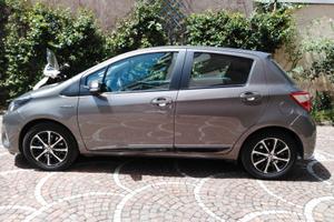 auto Toyota Yaris Ibrida