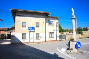 CASA ACCOSTATA AD UN LATO