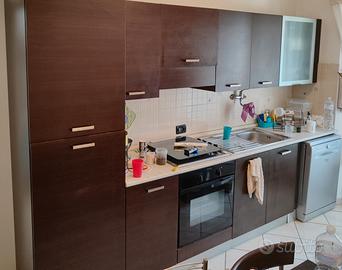 Cucina lineare con tavolo e 6 sedie 