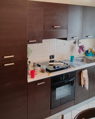 Cucina lineare con tavolo e 6 sedie 