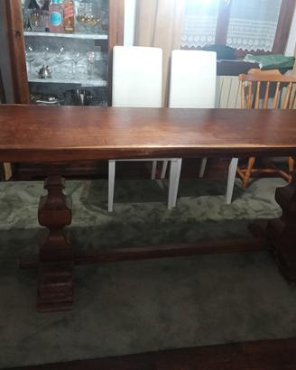 tavolo in legno massello e tappeto