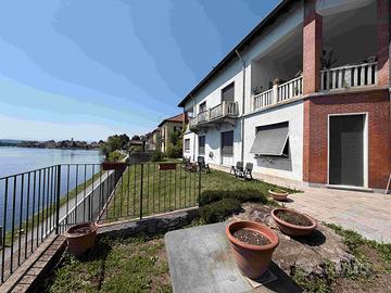 Fronte fiume, in villa, bilocale con terrazzo