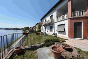 Fronte fiume, in villa, bilocale con terrazzo