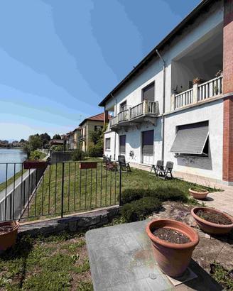 Fronte fiume, in villa, bilocale con terrazzo