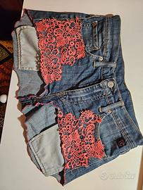 Shorts Levi's con pizzo rosa
