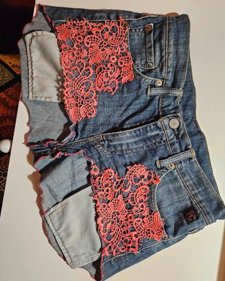 Shorts Levi's con pizzo rosa