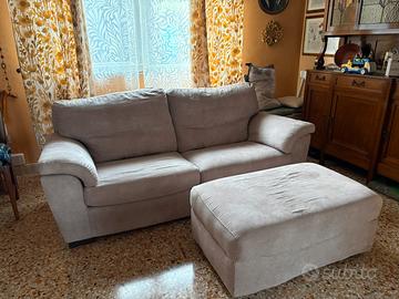 DIVANO 3 POSTI CON PUFF