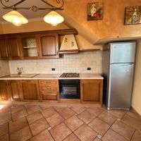 Cucina con elettrodomestici