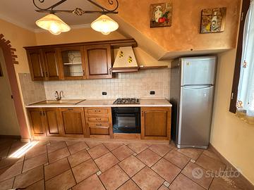 Cucina con elettrodomestici