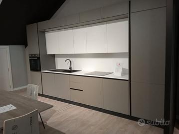 Cucina moderla doppia altezza da esposizione