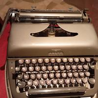 Macchina da scrivere Adler