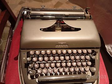 Macchina da scrivere Adler