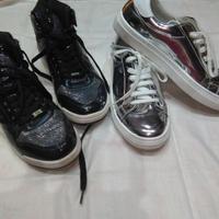 2 paia di scarpe ginnastica blu e argentate