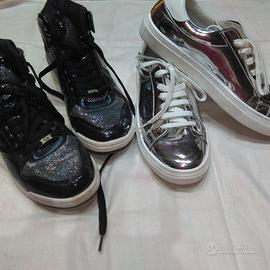2 paia di scarpe ginnastica blu e argentate