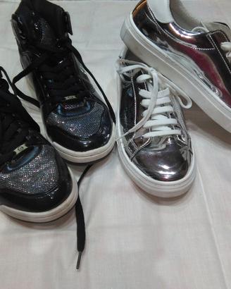 2 paia di scarpe ginnastica blu e argentate