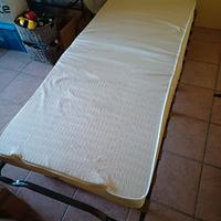 2 letti pieghevoli, rete a doghe, con materassi