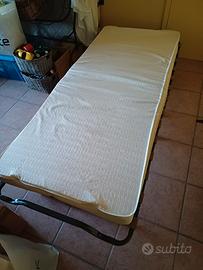 2 letti pieghevoli, rete a doghe, con materassi