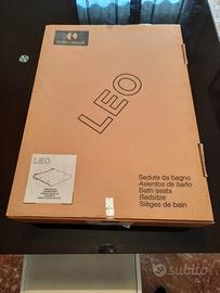 Seduta a ribalta da doccia /muro.