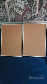 coppia di bacheche in sughero con cornice bianx