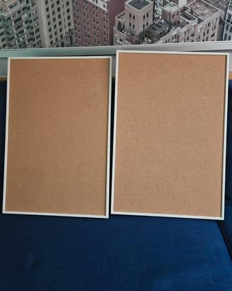 coppia di bacheche in sughero con cornice bianx