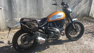 Moto Ducati scrumbler 800