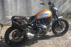 Moto Ducati scrumbler 800