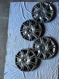 Cerchi da 15” completi di copricerchi Opel
