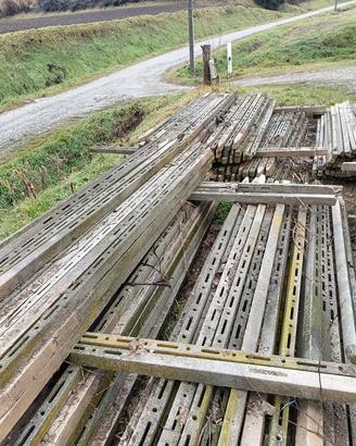 pali di cemento per vigneto o recinzioni 