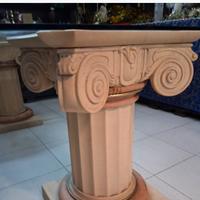 Tavolo con colonne di base e vetro 