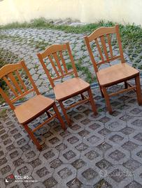 Tre sedie in legno massiccio 
