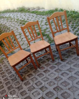 Tre sedie in legno massiccio 
