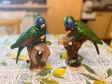 Coppia di pappagalli in gesso smaltato