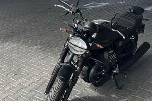 Moto Guzzi V7 stone