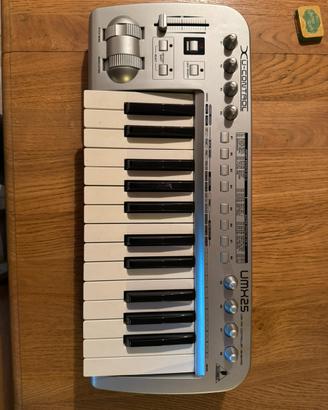 Tastiera midi Behringer UMX25 U-Control