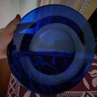 Piatto in vetro blu