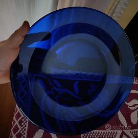 Piatto in vetro blu