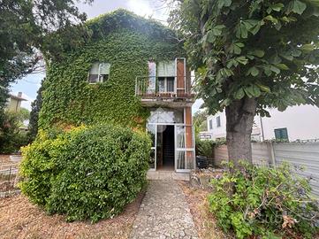 CASA INDIPENDENTE A RUSSI