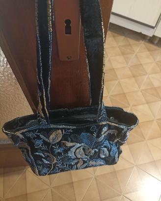 Borsa in velluto nera ricamata