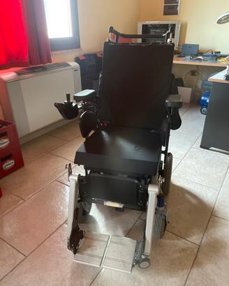 Carrozzina elettrica verticalizante invacare