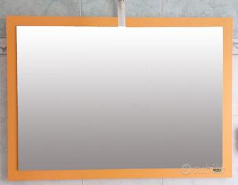 Specchio bagno, portarotolo, salviette e sapone