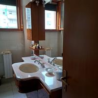 Mobile bagno in legno e marmo